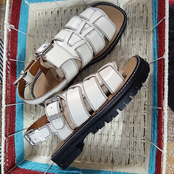 CHUNKY SOLE SANDAL - Picture 3 of 11